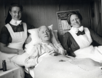 811822 Portret van fotograaf Wil van der Poll tijdens zijn ziekbed op, vermoedelijk, zijn huisadres in de Bakhuizen van ...